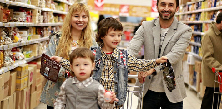 Rodina s deťmi v obchode
